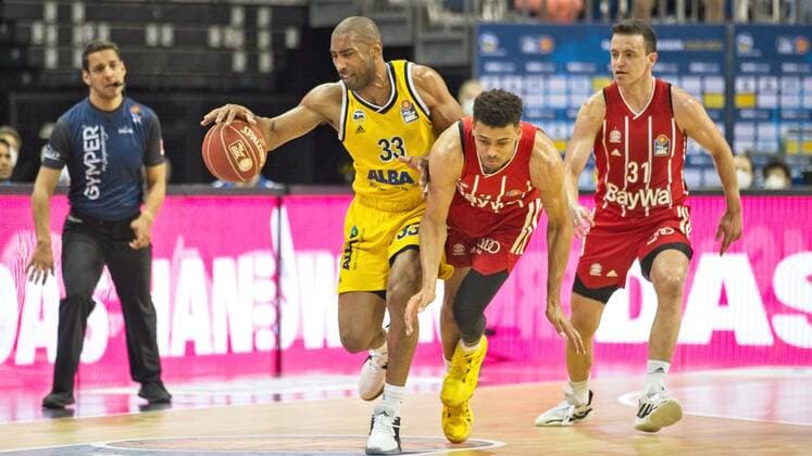 f l Jayson Granger Alba 33, Wade Baldwin Bayern 2, Zan Mark Sisko Bayern 31, 10 06 2021, BBL, Alba Berlin vs FC Bayern Final Game 2, at Mercedes Benz Arena, GER, Berlin, 10 06 2021, BBL, Alba vs FC Bayern Game 2 Playoff Berlin Copyright: xUwexKoch Eibner-Pressefotox EP_UKH