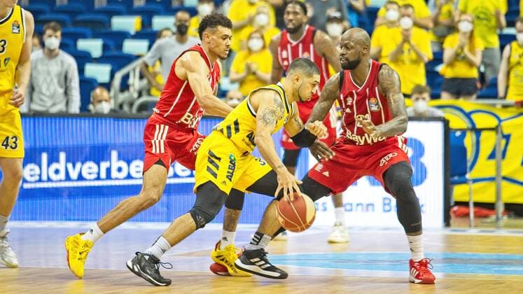 f l Wade Baldwin Bayern 2, Peyton Siva Alba 3, James Gist Bayern 21, 10 06 2021, BBL, Alba Berlin vs FC Bayern Final Game 2, at Mercedes Benz Arena, GER, Berlin, 10 06 2021, BBL, Alba vs FC Bayern Game 2 Playoff Berlin Copyright: xUwexKoch Eibner-Pressefotox EP_UKH