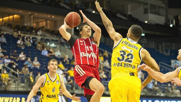 v l Malte Delow Alba 6, Vladimir Lucic Bayern 11, b32 10 06 2021, BBL, Alba Berlin vs FC Bayern Final Game 2, at Mercedes Benz Arena, GER, Berlin, 10 06 2021, BBL, Alba vs FC Bayern Game 2 Playoff Berlin Copyright: xUwexKoch Eibner-Pressefotox EP_UKH