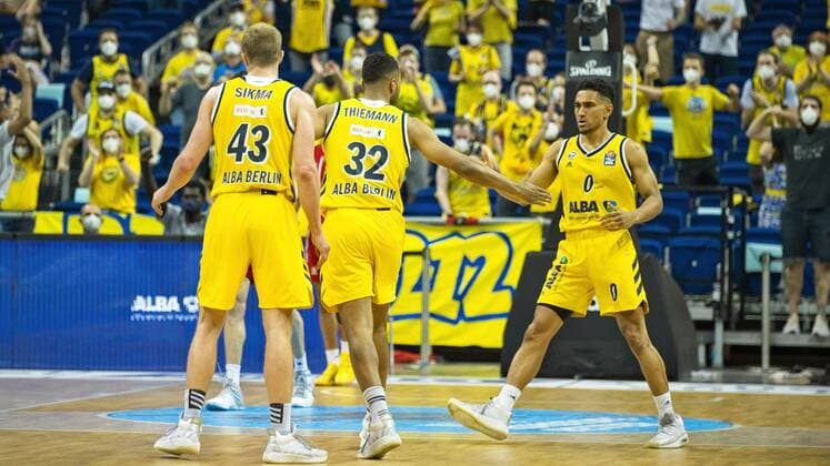 f l Luke Sikma Alba 43, Johannes Thiemann Alba 32, Maodo Lo Alba 0, 10 06 2021, BBL, Alba Berlin vs FC Bayern Final Game 2, at Mercedes Benz Arena, GER, Berlin, 10 06 2021, BBL, Alba vs FC Bayern Game 2 Playoff Berlin Copyright: xUwexKoch Eibner-Pressefotox EP_UKH