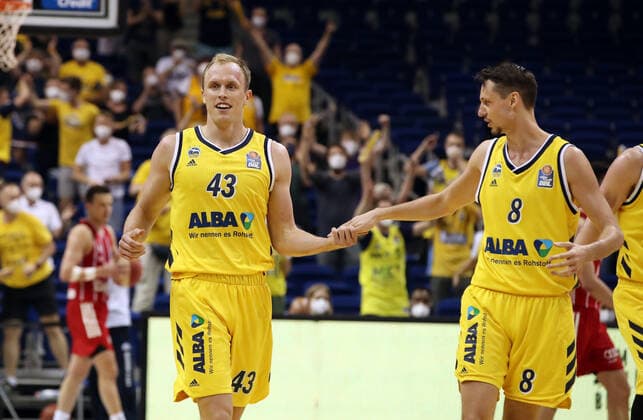 Luke Sikma laughing, Marcus Eriksson high-fiving action upper body upper body sports basketball play off final BBL Bundesliga men season 2020 2021 10 06 2021 ALBA Berlin vs FC Bayern Munich