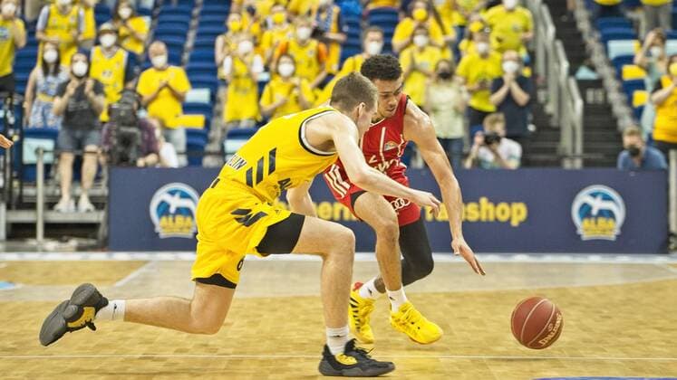 v l Malte Delow Alba 6, Wade Baldwin Bayern 2, 10 06 2021, BBL, Alba Berlin vs FC Bayern Final Game 2, at Mercedes Benz Arena, GER, Berlin, 10 06 2021, BBL, Alba vs FC Bayern Game 2 Playoff Berlin Copyright: xUwexKoch Eibner-Pressefotox EP_UKH