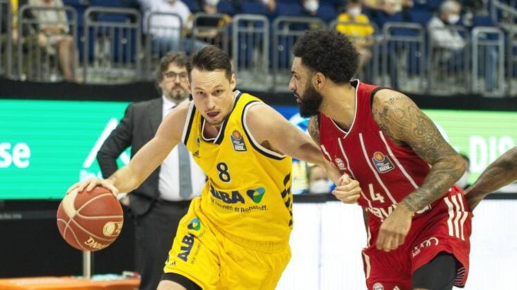 v l Marcus Eriksson Alba 8, D J Seeley Bayern 4, 10 06 2021, BBL, Alba Berlin vs FC Bayern Final Game 2, at Mercedes Benz Arena, GER, Berlin, 10 06 2021, BBL, Alba vs FC Bayern Game 2 Playoff Berlin Copyright: xUwexKoch Eibner-Pressefotox EP_UKH