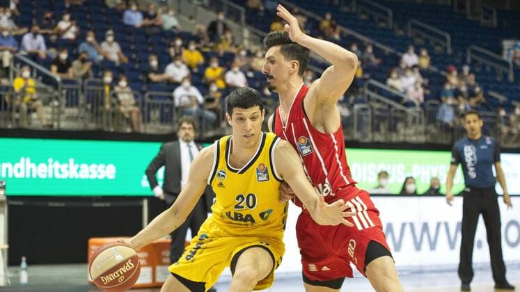 v l Simone Fontecchio Alba 20, Nihad Djedovic Bayern 14, 10 06 2021, BBL, Alba Berlin vs FC Bayern Final Game 2, at Mercedes Benz Arena, GER, Berlin, 10 06 2021, BBL, Alba vs FC Bayern Game 2 Playoff Berlin Copyright: xUwexKoch Eibner-Pressefotox EP_UKH