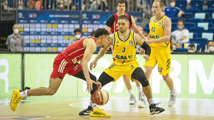 f l Wade Baldwin Bayern 2, Peyton Siva Alba 3, Luke Sikma Alba 43, 10 06 2021, BBL, Alba Berlin vs FC Bayern Final Game 2, at Mercedes Benz Arena, GER, Berlin, 10 06 2021, BBL, Alba vs FC Bayern Game 2 Playoff Berlin Copyright: xUwexKoch Eibner-Pressefotox EP_UKH