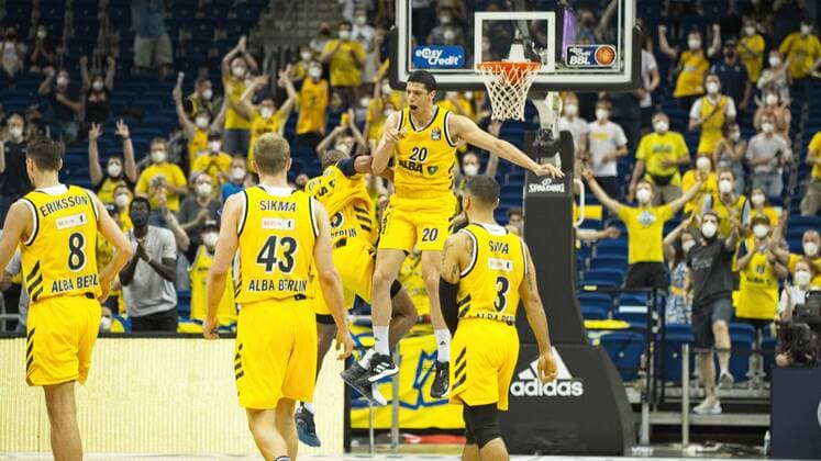 Cheering at Alba joy jump, 10 06 2021, BBL, Alba Berlin vs FC Bayern Final Game 2, at Mercedes Benz Arena, GER, Berlin, 10 06 2021, BBL, Alba vs FC Bayern Game 2 Playoff Berlin Copyright: xUwexKoch Eibner-Pressefotox EP_UKH