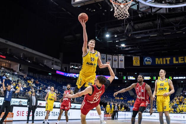 Basketball Berlin 10 06 2021 1 Bundesliga easyCredit BBL Season 2020 2021 Playoffs Final Game 2 Alba Berlin FC Bayern Munich Ben Lammers Alba Berlin, No 50 Vladimir Lucic Munich, No 11