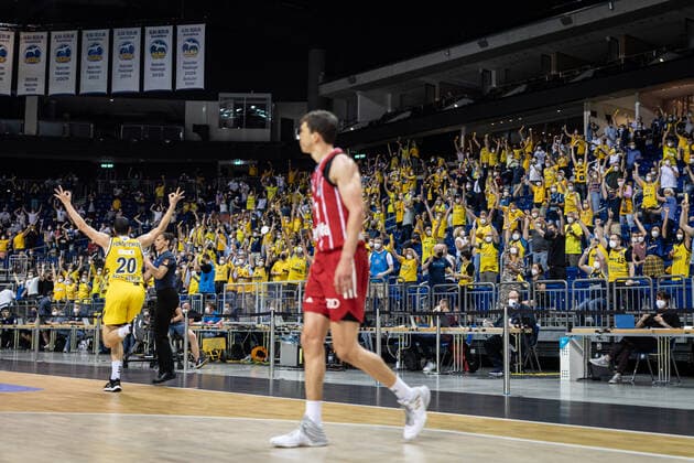 Basketball Berlin 10 06 2021 1 Bundesliga easyCredit BBL Season 2020 2021 Playoffs Final Game 2 Alba Berlin FC Bayern Munich Cheers Simone Fontecchio Alba Berlin, No 20 Vladimir Lucic Munich, No 11 Alba Fans