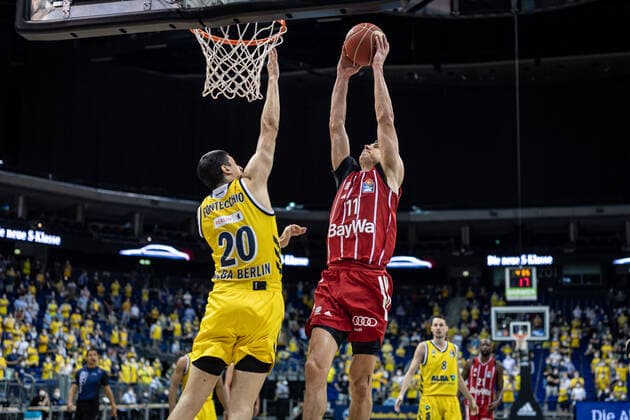 Basketball Berlin 10 06 2021 1 Bundesliga easyCredit BBL Season 2020 2021 Playoffs Final Game 2 Alba Berlin FC Bayern Munich Vladimir Lucic Munich, No 11 Simone Fontecchio Alba Berlin, No 20