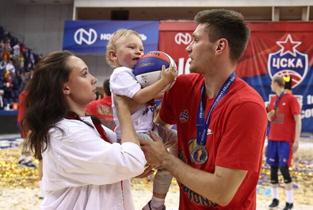 MOSCOW, RUSSIA - JUNE 10, 2021: CSKA Moscow player Ivan Ukhov and his family celebrate winning the VTB United League title after CSKA Moscow defeated UNICS Kazan 89-81 in Game 3 of the 2021 2022 VTB United League final series at CSKA Arena. Valery Sharifulin TASS EDITORIAL USE ONLY; NO COMMERCIAL USE; NO ADVERTISING  TS1044F8
