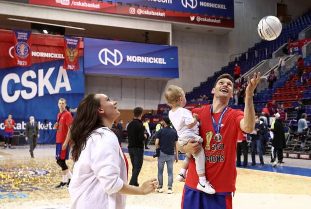 MOSCOW, RUSSIA - JUNE 10, 2021: CSKA Moscow player Ivan Ukhov (R) and his family celebrate winning the VTB United League title after CSKA Moscow defeated UNICS Kazan 89-81 in Game 3 of the 2021 2022 VTB United League final series at CSKA Arena. Valery Sharifulin TASS  TS1044F9