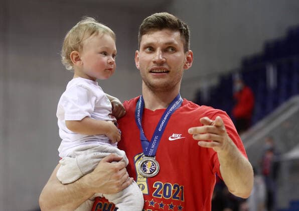 MOSCOW, RUSSIA - JUNE 10, 2021: CSKA Moscow player Ivan Ukhov poses with his child as he celebrates winning the VTB United League title after CSKA Moscow defeated UNICS Kazan 89-81 in Game 3 of the 2021 2022 VTB United League final series at CSKA Arena. Valery Sharifulin TASS EDITORIAL USE ONLY; NO COMMERCIAL USE; NO ADVERTISING  TS1044FA