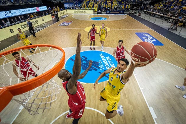 Basketball Berlin 10 06 2021 1 Bundesliga easyCredit BBL Season 2020 2021 Playoffs Final Game 2 Alba Berlin FC Bayern Munich Maodo Lo Alba Berlin, No 00 James Gist Munich, No 21