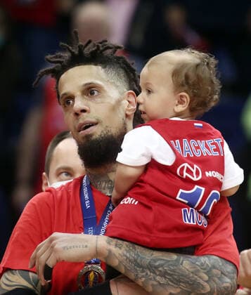 MOSCOW, RUSSIA - JUNE 10, 2021: CSKA Moscow player Daniel Hackett is pictured with his child as CSKA Moscow celebrate winning the VTB United League title after defeating UNICS Kazan 89-81 in Game 3 of the 2021 2022 VTB United League final series at CSKA Arena. Valery Sharifulin TASS EDITORIAL USE ONLY; NO COMMERCIAL USE; NO ADVERTISING  TS1044FE