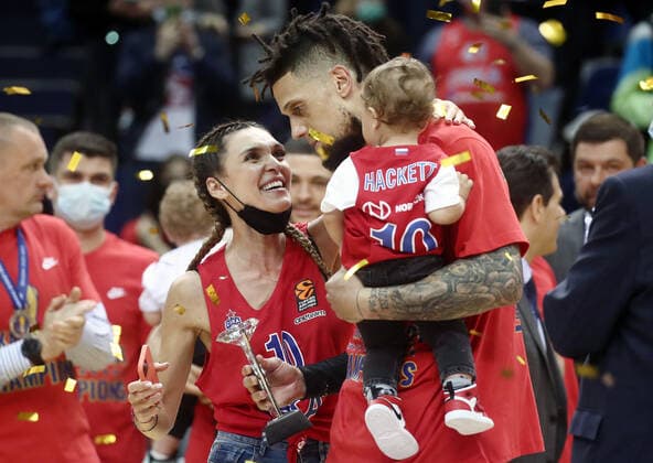 MOSCOW, RUSSIA - JUNE 10, 2021: CSKA Moscow player Daniel Hackett and his family celebrate winning the VTB United League title after CSKA Moscow defeated UNICS Kazan 89-81 in Game 3 of the 2021 2022 VTB United League final series at CSKA Arena. Valery Sharifulin TASS EDITORIAL USE ONLY; NO COMMERCIAL USE; NO ADVERTISING  TS104505