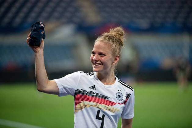Leonie Maier Germany 4 greets fans, FRA, France vs Germany, womens football international match, 10 06 2021 FRA, France vs Germany, womens football international match, 10 06 2021 Strasbourg Copyright: xEibnerxPressefoto MichaelxMemmlex EP_MMR