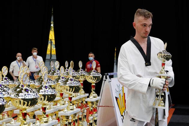 Bilder des Jahres 2021, Sport 06 Juni Dortmund, Deutschland, Die Finals 2021, Deutsche Meisterschaften Taekwondo, am 04. 06. 2021 in der Helmut Körnig Halle in Dortmund Finale +80 kg Alexander BACHMANN mit seinem Siegerpokal nach seinem Titelgewinn *** Dortmund, Germany, The Finals 2021, German Taekwondo Championships, on 04 06 2021 in the Helmut Körnig Hall in Dortmund Final 80 kg Alexander BACHMANN with his winners trophy after winning the title