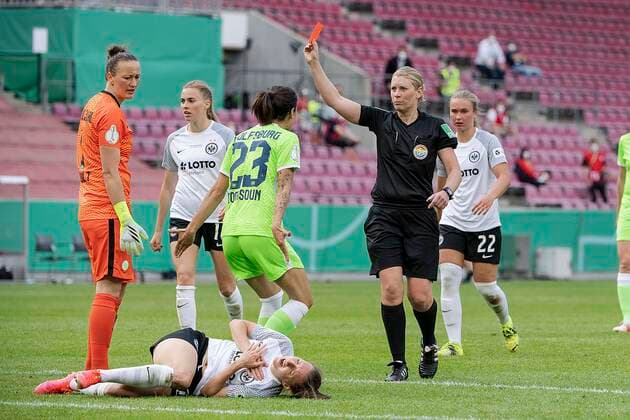 Referee Mirka DERLIN GER, r front shows goalkeeper goalkeeper Almuth SCHULT WOB, l the red card that had fouled Lara PRASNIKAR F, lying on the lawn Sara DOORSOUN WOB, Nr 23 protests foul sending off straight red DFB Pokal Womens Final 2021 Eintracht Frankfurt F VfL Wolfsburg WOB 0 1 n Verl , on 30 05 2021 in Cologne Germany DFB regulations prohibit any use of photographs as image sequences and or quasi video Â