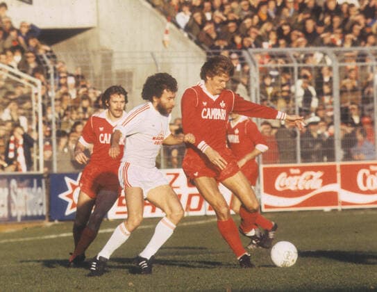 1. FC Kaiserslautern - FC Bayern München 2:1 18.11.1978. Reiner Geye (FCK) Aktion am Ball vor Paul Breitner (FCB). Im Hintergrund Jürgen Groh (FCK). Nur fuer journalistische Zwecke! Only for editorial use! *** 1 FC Kaiserslautern FC Bayern Munich 2 1 18 11 1978 Reiner Geye FCK Action on the ball in front of Paul Breitner FCB In the background Jürgen Groh FCK Only for journalistic use Only for editorial use HM