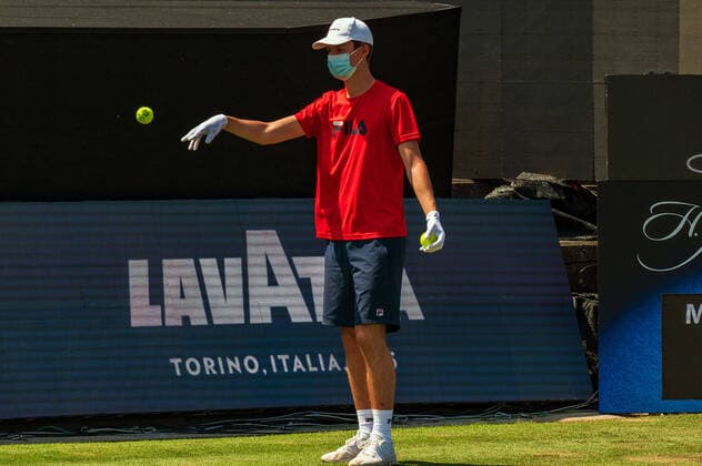 Feature, iconic image, ball boy throws ball to Germany, Stuttgart, 11 06 2021, tennis, ATP250, MercedesCup 2021, quarterfinals, Ugo Humbert FRA Felix Auger Aliassime CAN , TC Weissenhof Foto A2 Bildagentur Peter Hartenfelser
