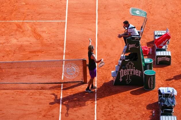 Mandatory Credit: Photo by Javier Garcia BPI Shutterstock (12058128bz) Alexander Zverev complains at length to the umpire after a call that went against him during his semi final match French Open Tennis, Day Thirteen, Roland Garros, Paris, France - 11 Jun 2021 French Open Tennis, Day Thirteen, Roland Garros, Paris, France - 11 Jun 2021  Copyright: xJavierxGarcia BPI Shutterstockx 12058128bz