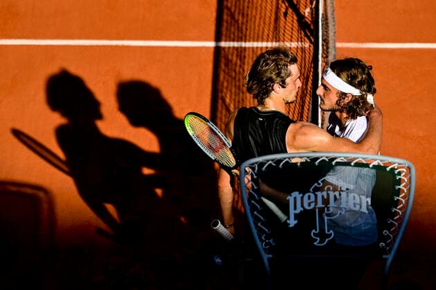 accolade entre Alexander Zverev (Ger) et Stefanos Tsitsipas (Gre) TENNIS : Internationaux de France Roland Garros 2021 - Paris - 11 06 2021 JBAutissier Panoramic 