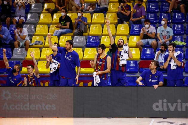 Basketball, Halbfinale, FC Barcelona - CB 1939 Canarias FC Barcelona, Barca V Lenovo Tenerife - Liga ACB Playoff FC Barcelona players and public celebrating a three points during the Liga ACB playoff 3rd match of the semi final between FC Barcelona and Lenovo Tenerife at Palau Blaugrana on June 11, 2021 in Barcelona, Spain. Barcelona Spain bonilla-fcbarcel210611_npl2h  Copyright: xXavierxBonillax