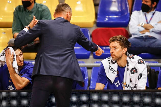 Basketball, Halbfinale, FC Barcelona - CB 1939 Canarias FC Barcelona, Barca V Lenovo Tenerife - Liga ACB Playoff Coach of FC Barcelona Sarunas Jasikevicius talking with 16 Pau Gasol of FC Barcelona during the Liga ACB playoff 3rd match of the semi final between FC Barcelona and Lenovo Tenerife at Palau Blaugrana on June 11, 2021 in Barcelona, Spain. Barcelona Spain bonilla-fcbarcel210611_np4tV  Copyright: xXavierxBonillax