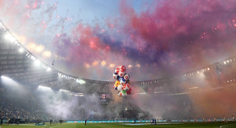 Bilder des Jahres 2021, Sport 06 Juni Sport Bilder des Tages FUSSBALL Euro 2021 EROEFFNUNGSSPIEL GRUPPE A Italien - Tuerkei 11.06.2021 Eroeffnungsfeier; Feuerwerk im Stadion Olympico in Rom *** FOOTBALL Euro 2021 OPENING GAME GROUP A Italy Turkey 11 06 2021 Opening ceremony fireworks at the Stadio Olympico in Rome