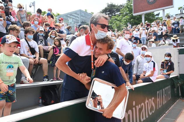 Tennis : Roland Garros 2021 - France - Finale Juniors garcons - Arthur Fils contre Lucas Van Assche - France - Victoire de Van Assche avec son Pere et sa famille Tennis : Roland Garros 2021 - France - 12 06 2021 chryslenecaillaud Panoramic 