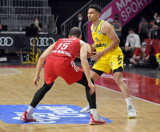 12 06 2021, xemx, basketball BBL playoff final, 3 matchday, FC Bayern Muenchen Alba Berlin emspor, v l Robin Amaize FC Bayern Basketball , Maodo Lo Alba Berlin duel, duel, fight, tackle Muenchen