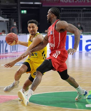 12 06 2021, xemx, basketball BBL playoff final, 3 matchday, FC Bayern Muenchen Alba Berlin emspor, v l Maodo Lo Alba Berlin , Jalen Reynolds FC Bayern Basketball duel, duel, fight, tackle Muenchen