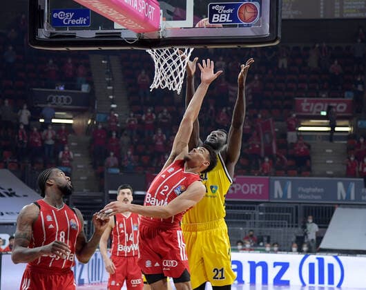 12 06 2021, xemx, basketball BBL playoff final, 3 matchday, FC Bayern Muenchen Alba Berlin emspor, v l Wade Baldwin FC Bayern Basketball , Christ Koumadje Alba Berlin duel, duel, fight, tackle Muenchen