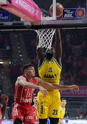 12 06 2021, xemx, basketball BBL playoff final, 3 matchday, FC Bayern Muenchen Alba Berlin emspor, v l Wade Baldwin FC Bayern Basketball , Christ Koumadje Alba Berlin duel, duel, fight, tackle Muenchen