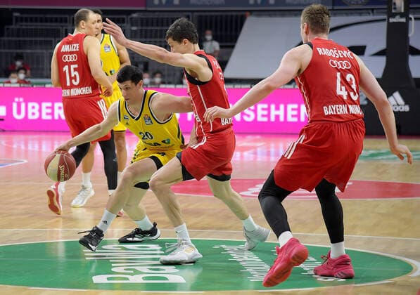 12 06 2021, xemx, basketball BBL playoff final, 3 matchday, FC Bayern Muenchen Alba Berlin emspor, v l Simone Fontecchio Alba Berlin , Vladimir Lucic FC Bayern Basketball duel, duel, fight, tackle Muenchen