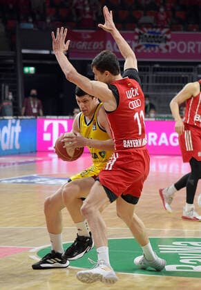 12 06 2021, xemx, basketball BBL playoff final, 3 matchday, FC Bayern Muenchen Alba Berlin emspor, v l Simone Fontecchio Alba Berlin , Vladimir Lucic FC Bayern Basketball duel, duel, fight, tackle Muenchen