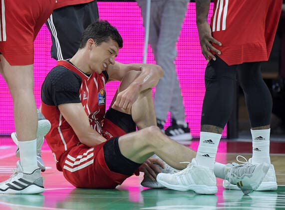 12 06 2021, xemx, basketball BBL playoff final, 3 matchday, FC Bayern Muenchen Alba Berlin emspor, v l Vladimir Lucic FC Bayern Basketball hurt Muenchen