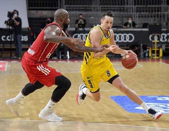12 06 2021, xemx, basketball BBL playoff final, 3 matchday, FC Bayern Muenchen Alba Berlin emspor, v l James Gist FC Bayern Basketball , Marcus Eriksson Alba Berlin duel, duel, fight, tackle Muenchen