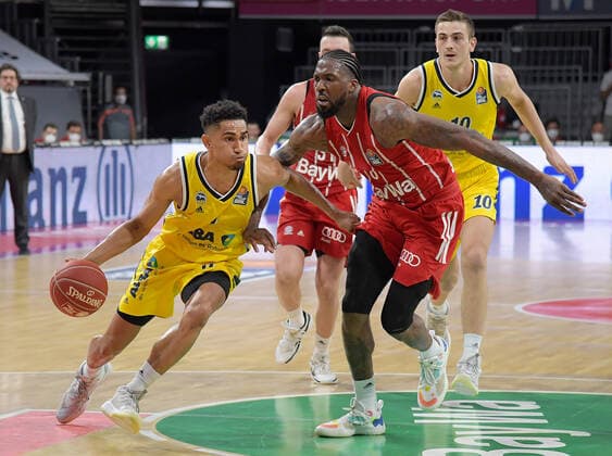 12 06 2021, xemx, basketball BBL playoff final, 3 matchday, FC Bayern Muenchen Alba Berlin emspor, v l Maodo Lo Alba Berlin , Jalen Reynolds FC Bayern Basketball duel, duel, fight, tackle Muenchen