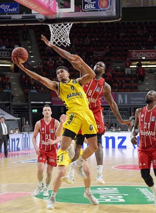 12 06 2021, xemx, basketball BBL playoff final, 3 matchday, FC Bayern Muenchen Alba Berlin emspor, v l Maodo Lo Alba Berlin , Jalen Reynolds FC Bayern Basketball duel, duel, fight, tackle Muenchen