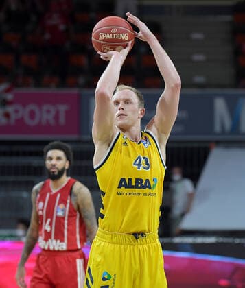 12 06 2021, xemx, basketball BBL playoff final, 3 matchday, FC Bayern Muenchen Alba Berlin emspor, v l Luke Sikma Alba Berlin shooting free throw action, single image, cropped single image, half figure, half figure Muenchen