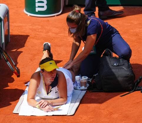 Mandatory Credit: Photo by Javier Garcia BPI Shutterstock (12058169bg) Treatment for Anastasia Pavlyuchenkova during the Women s Singles final French Open Tennis, Day Fourteen, Roland Garros, Paris, France - 12 Jun 2021 French Open Tennis, Day Fourteen, Roland Garros, Paris, France - 12 Jun 2021  Copyright: xJavierxGarcia BPI Shutterstockx 12058169bg
