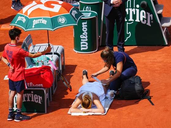 Mandatory Credit: Photo by Javier Garcia BPI Shutterstock (12058169bj) Treatment for Anastasia Pavlyuchenkova during the Women s Singles final French Open Tennis, Day Fourteen, Roland Garros, Paris, France - 12 Jun 2021 French Open Tennis, Day Fourteen, Roland Garros, Paris, France - 12 Jun 2021  Copyright: xJavierxGarcia BPI Shutterstockx 12058169bj