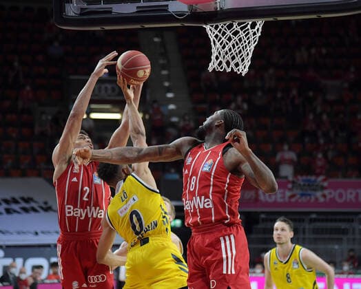 12 06 2021, xemx, basketball BBL playoff final, 3 matchday, FC Bayern Muenchen Alba Berlin emspor, v l Wade Baldwin FC Bayern Basketball , Maodo Lo Alba Berlin , Jalen Reynolds FC Bayern Basketball duel, duel, fight, tackle Muenchen