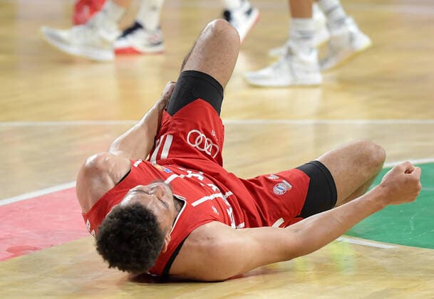 12 06 2021, xemx, basketball BBL playoff final, 3 matchday, FC Bayern Muenchen Alba Berlin emspor, v l Wade Baldwin FC Bayern basketball injured Muenchen