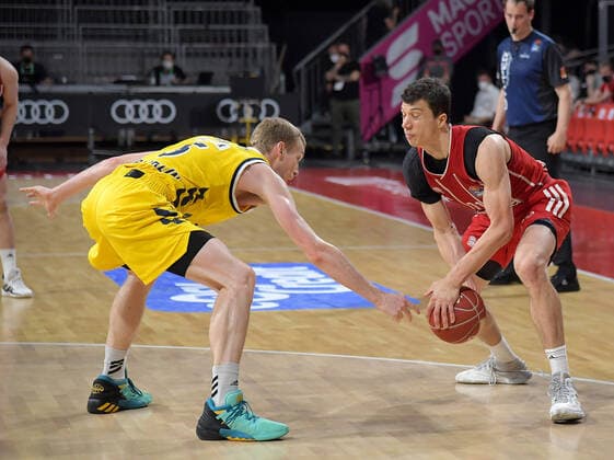 12 06 2021, xemx, basketball BBL playoff final, 3 matchday, FC Bayern Muenchen Alba Berlin emspor, v l Niels Giffey Alba Berlin , Vladimir Lucic FC Bayern Basketball duel, duel, fight, tackle Muenchen