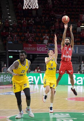 12 06 2021, xemx, Basketball BBL Playoff Final, 3 Matchday, FC Bayern Muenchen Alba Berlin emspor, f l Christ Koumadje Alba Berlin , Marcus Eriksson Alba Berlin , Dennis Jerome Seeley FC Bayern Basketball Muenchen