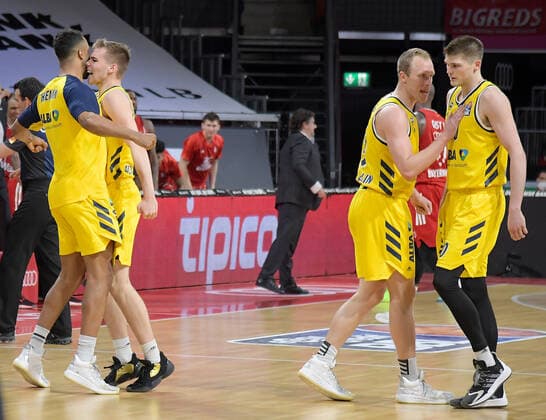 12 06 2021, xemx, basketball BBL playoff final, 3 matchday, FC Bayern Muenchen Alba Berlin emspor, v l Alba Berlin team cheers after successful three Muenchen