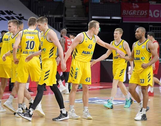 12 06 2021, xemx, basketball BBL playoff final, 3 matchday, FC Bayern Muenchen Alba Berlin emspor, v l Alba Berlin team cheers after successful three Muenchen