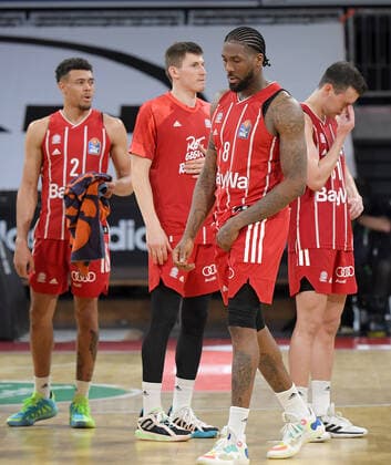 12 06 2021, xemx, basketball BBL playoff final, 3 matchday, FC Bayern Muenchen Alba Berlin emspor, v l team, players, disappointed, disappointed looking at the end of the match Muenchen